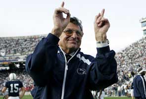 Controversial coach Joe Paterno dies