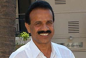 Chief Minister Gowda offers worship at temple