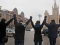Thousands form human chain in anti-Putin protest