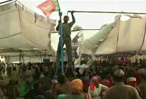 Gadkari's chopper scrapes tent set up for his UP rally