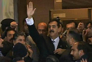 Pakistan Prime Minister Yousuf Raza Gilani in court for hearing on contempt charges