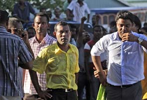 Maldives crisis: Supporters surround ex-president house after court orders arrest