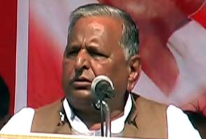 Woman hurls slipper at Mulayam at poll rally