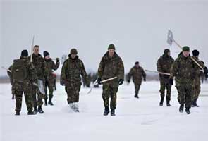 Soldiers sweep ice for Dutch skating race 