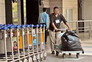 Airport employees helped smuggler by taking out the trash