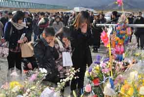 Japan falls silent for tsunami victims 