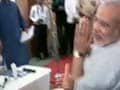 Narendra Modi snubs Kalmadi, refuses to shake hands
