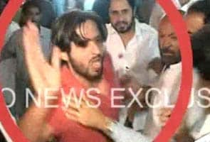 Shahid Afridi beats up fan at Karachi Airport