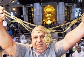 He bought gold for 10 lakhs at temple auction, then returned it