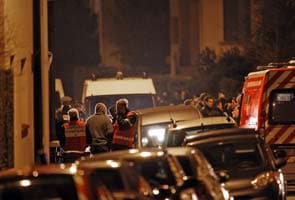 French police press besieged gunman to surrender