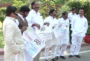 Telangana MPs on dharna for separate statehood 
