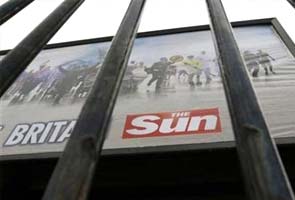 Sun journalist held ahead of showdown for Murdochs