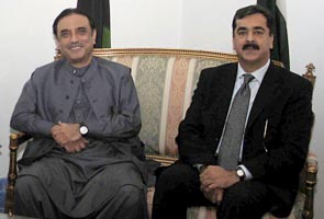 Asif Ali Zardari meets Gilani, Kayani before India visit