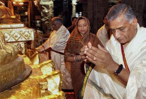 Army Chief worships at Lord Venkateswara temple