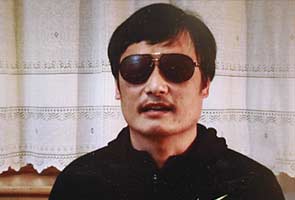 Blind Chinese activist flees house arrest