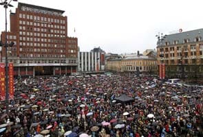 Thousands defy Norwegian mass killer with song 