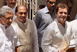 Rahul Gandhi asks party workers to strengthen base in Maharashtra