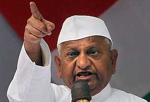 Anna Hazare's car attacked, allegedly by Youth Congress