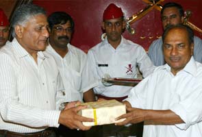 Antony hosts farewell dinner for Army Chief who makes no speech