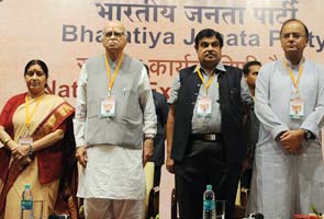 Advani skips meet at Gadkari home, blogs people are disappointed in BJP