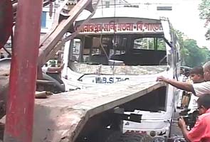 Three dead, 17 injured after bus flips over in Kolkata