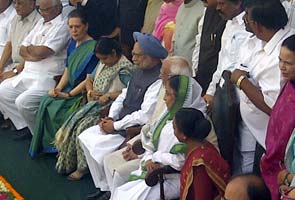 Pranab upset about missing group photo of MPs, say sources