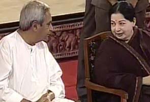 Naveen Patnaik and J Jayalalithaa share dais, spark speculation of alliance