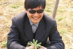 Blind Chinese activist  Chen Guangcheng to get passport 'within 15 days' 