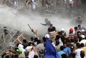 Egyptian troops, protesters clash in Cairo 