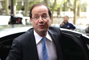 France's new President Francois Hollande takes 30 percent salary cut