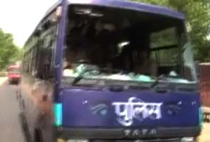 Nitish Kumar's convoy hit with stones by protestors in Bihar