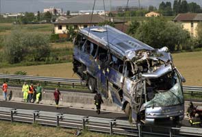 Eleven dead as overloaded bus crashes in Philippines 