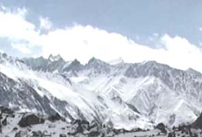 Equipment of buried Pakistani soldiers found in Siachen