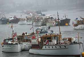 Britain's Queen Elizabeth leads giant jubilee river pageant