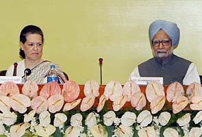 PM, Sonia don't name Team Anna, but take aim at Congress meet 