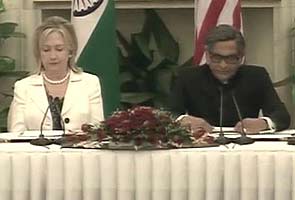 Hillary Clinton applauds Singh, Gilani for improvement in ties