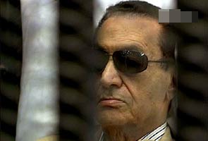 Mubarak issued prison uniform, has mugshot taken