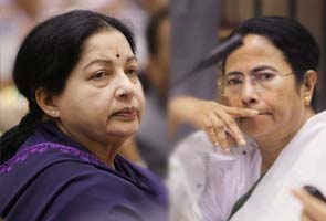 Mamata calls Jayalalithaa for support to Kalam; she says back Sangma instead