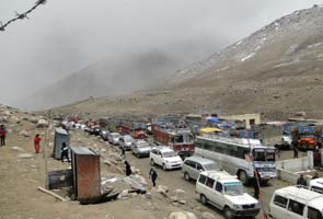 Army rescues 400 tourists trapped in landslides in Khardung La; 50 still stranded