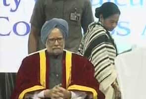 Manmohan Singh, Mamata Banerjee share stage at Kolkata function