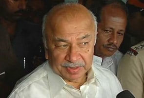 Sushil Kumar Shinde appears before Adarsh panel for questioning
