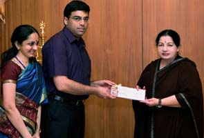 Jayalalithaa presents Rs 2 crore to Viswanathan Anand