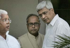 President poll: Ahead of Left meet, Pranab Mukerjee phones to ask for support