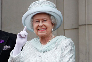 Queen Elizabeth does her own washing up