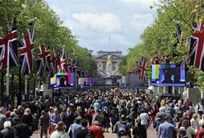 Big crowds for queen's concert, husband taken ill