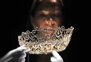 UK Queen's diamonds go on show