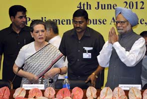 Sonia Gandhi defends PM against Team Anna's allegations