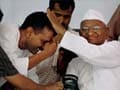 Anna Hazare's fast for Lokpal Bill draws big crowd; contradictions with team remain