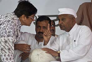 Anna Hazare, Arvind Kejriwal apologise for attack on media