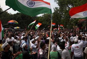 Weekend sees better turnout at Team Anna fast; Hazare to join hunger strike today